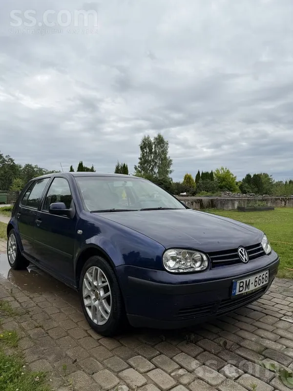 Volkswagen Tiek pārdots 2003. gada Golf 4, kas var kalpot par