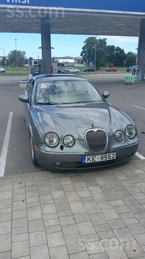 Auto netiek lietots. 
Mašīna ejoša. 
Ir adaptīvā kruīza kontrole. 
Cena tāda jo ir jāmaina -visas bremzes. kardānam gultni ...