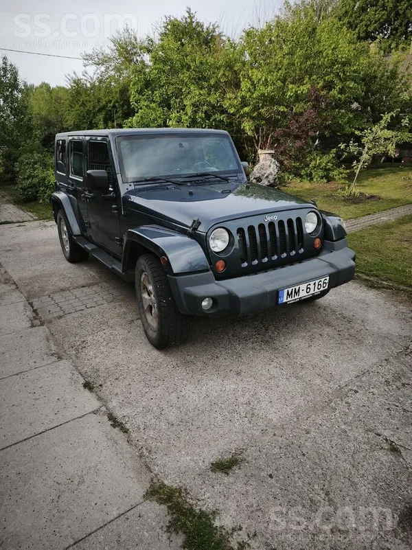 Jeep Auto darba kartībā. Vasarā noņemams jumts. Var pie