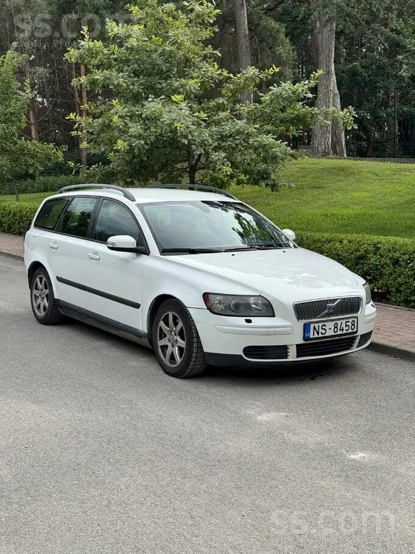 Volvo Pardodas labs darba zirgs. Volvo v50 2006 gada ar 