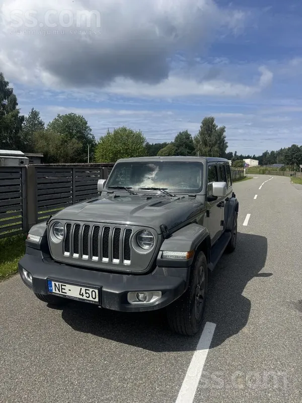 Jeep Mašīnai ir ziemas riepas ar radzēm . Nāk līdzi vas