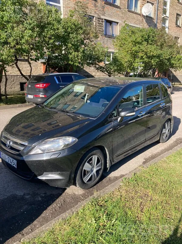 Honda Pārdodam izturīgu automašīnu Honda Fr-V, braucošā 