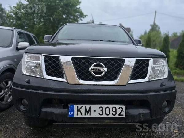 Nissan Pārdodas Navara ar bagāžnieka vāku. Lec, rūc, brau