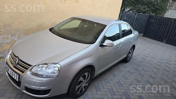 Pārdod 2011. gada Volkswagen Jetta ar 1, 4 l benzīna dzinēju un automātisko