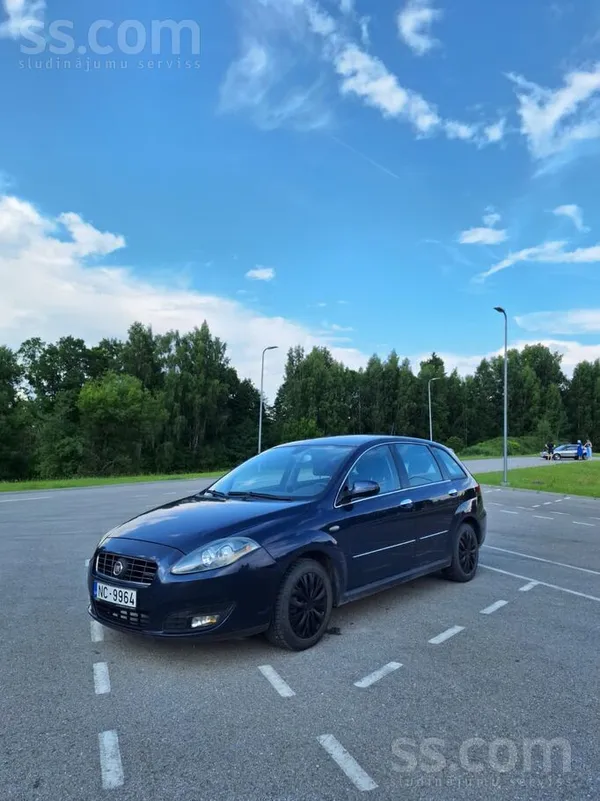 Fiat Uz tirdziņu iet 2008 gada Fiat Croma. Auto aprīkot