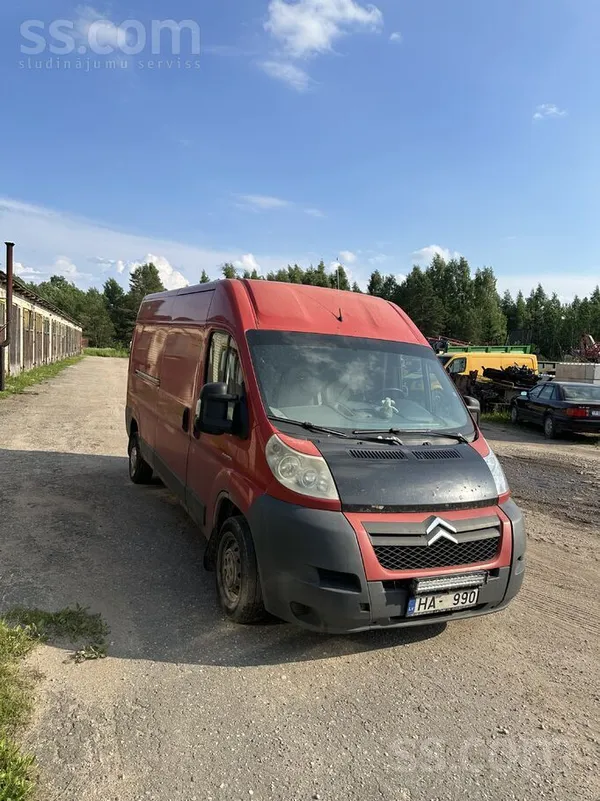 Citroen Buss ar sļiekšņu defektiem, priekšējam logom arī i