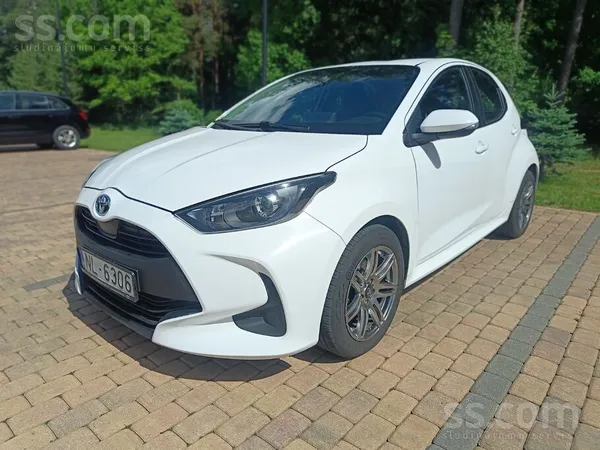 Toyota Продаю Toyota Yaris 1.5 гибрид, очень экономичный 