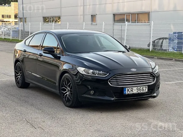 Ford Tirgojas smuks melns Mondeo ar benzīna motoru un a