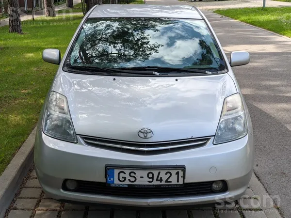 Toyota Продаю легендарный Prius в 20-м кузове (рестайлинг