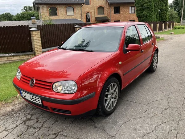 Volkswagen Piedāvāju koši sarkanu Ferrari krāsā golfu. Brauca