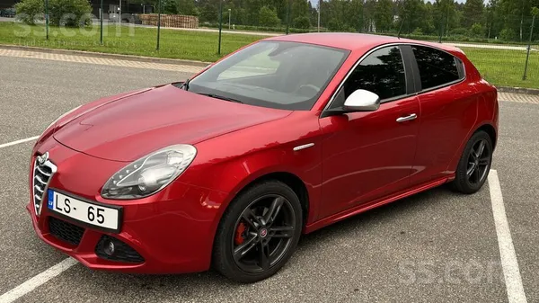 Alfa-romeo Pārdod Alfaromeo Giulietta sarkanā krāsā (Rosso Co