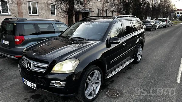 Mercedes Tiko izieta jauna tehniska apskate. Melns adas sal