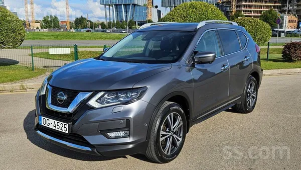 Nissan Nissan X-Trail maksimālajā Tekna komplektācijā. Ļo