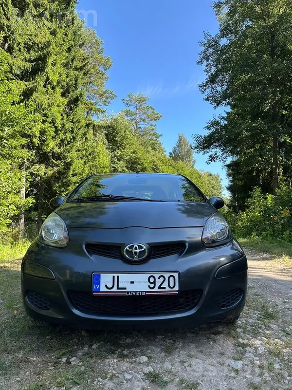 Toyota Mazlietots ekonomisks auto. Tīkko veikta apkope, i